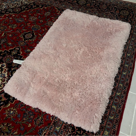 Fluffy pink rug - Picture 1 of 5